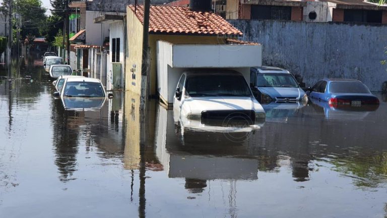 Se desborda río Grijalva; inunda Villahermosa