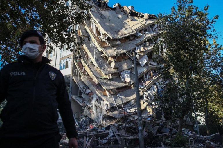 Los muertos por el terremoto en Turquía suben a 62 y a 900 los heridos