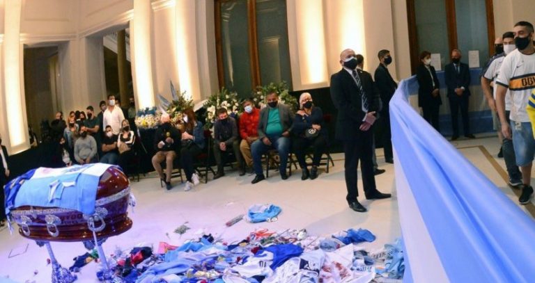 Esperan a más de un millón en funeral de Maradona