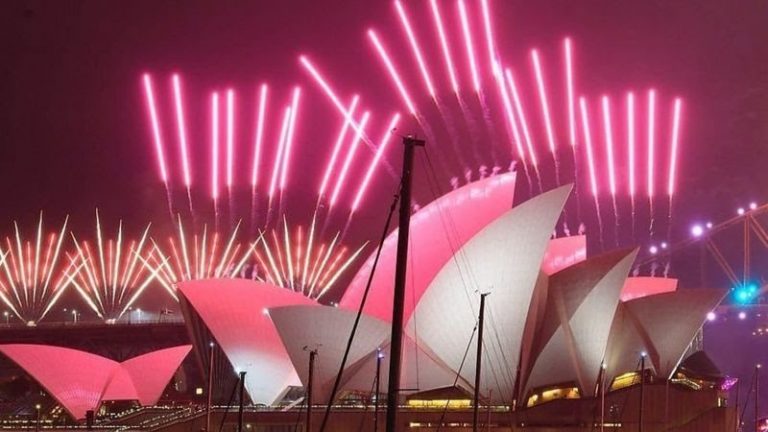 ¡Bienvenido 2021! El mundo con fuegos artificiales y calles vacías