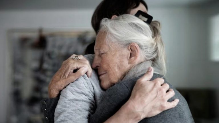 Abrazos serían ‘trágicamente peligrosos’ este fin de año: OMS