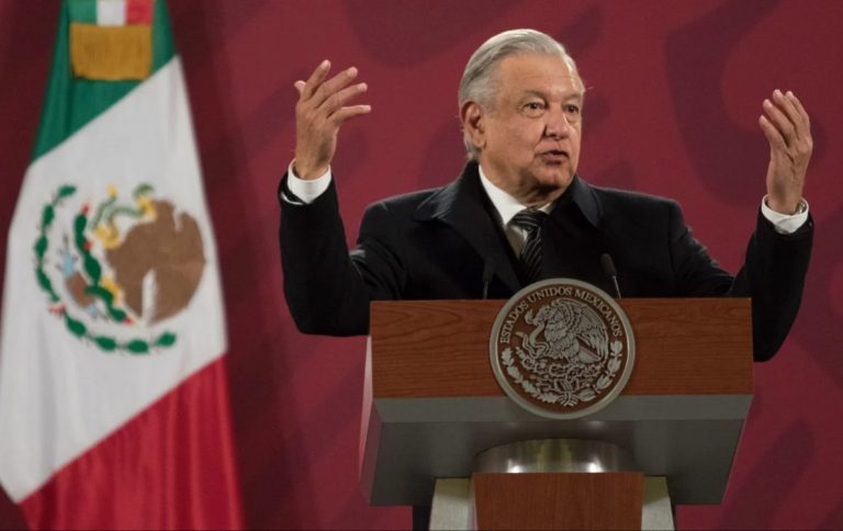 Propone AMLO aumento del 15% al salario mínimo