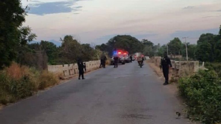 Queman vehículos y bloquean vialidades en Michoacán