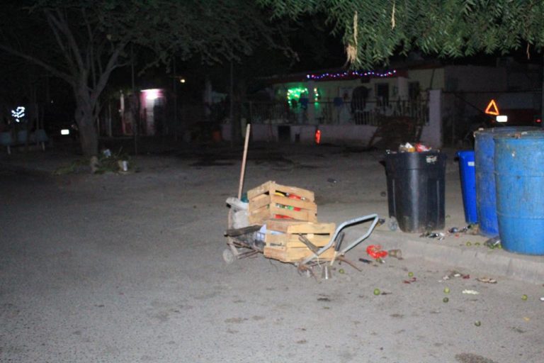 Juntaba botes; le dan dos disparos en presunto asalto