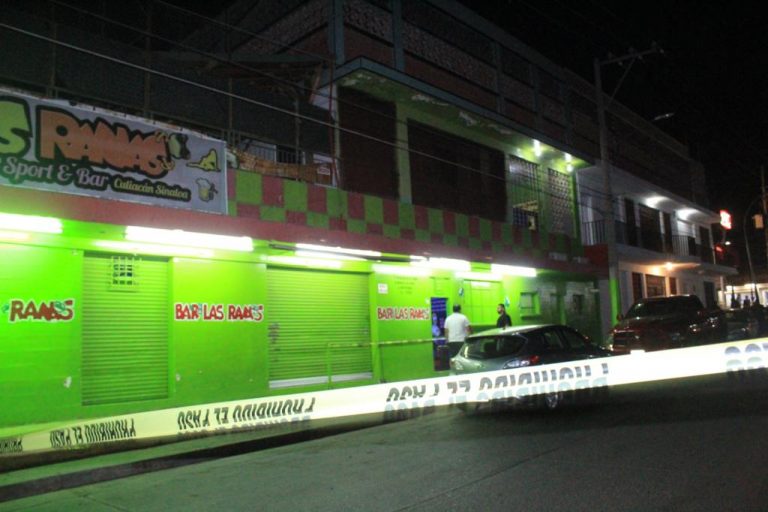 Recibe mujer 5 puñaladas en el cuello al interior de un bar en Culiacán