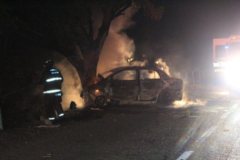 Se impacta contra un árbol, sale herido y se incedia su vehículo