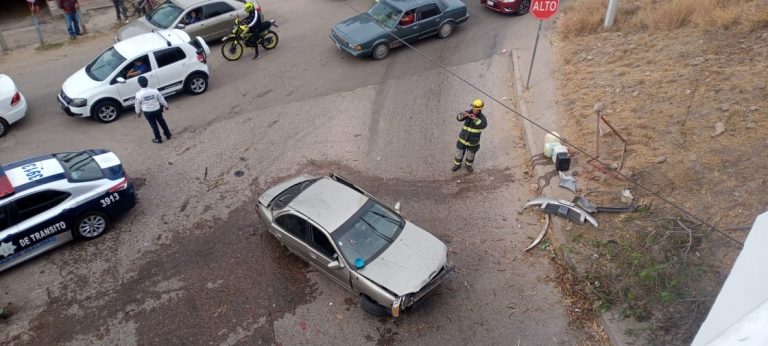 Se salvan al caer desde un puente en auto al sur de Culiacán