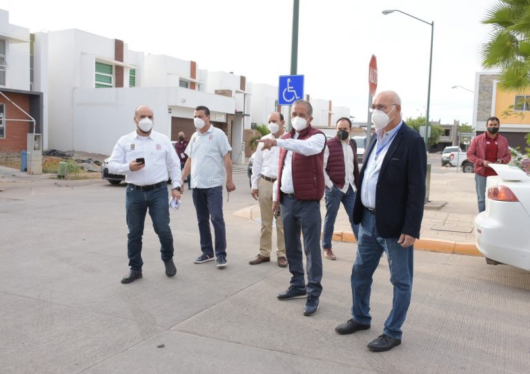 Por omisión de constructoras, supervisa alcalde obras y tiendas