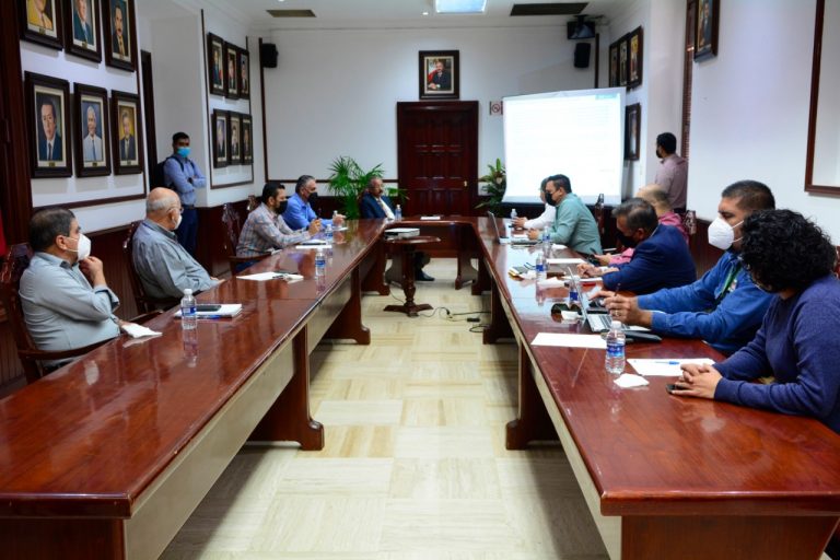 Acuerdan CFE y Culiacán dar luz a 7 mil familias en zonas irregulares