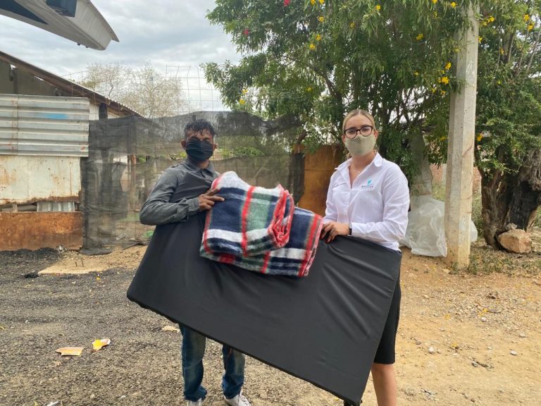 Entregan apoyos invernales en el puerto; irán a 20 colonias