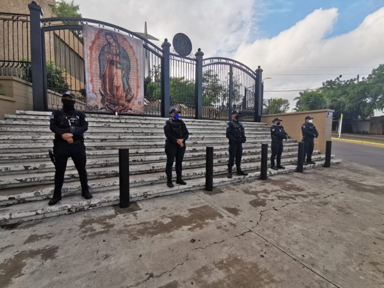Cercan policías La Lomita para evitar acceso