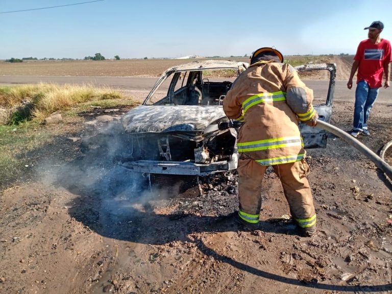Se salvan chofer y menor tras incendio en Las Ilusiones, Navolato