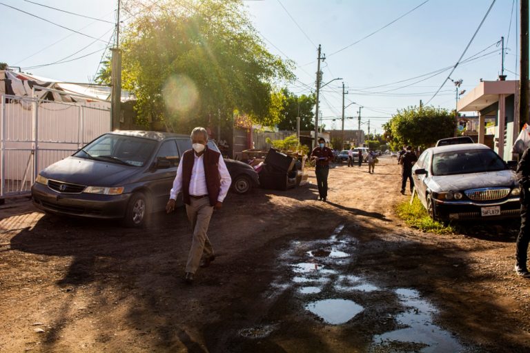 Baja Estrada a colonias supervisando obras