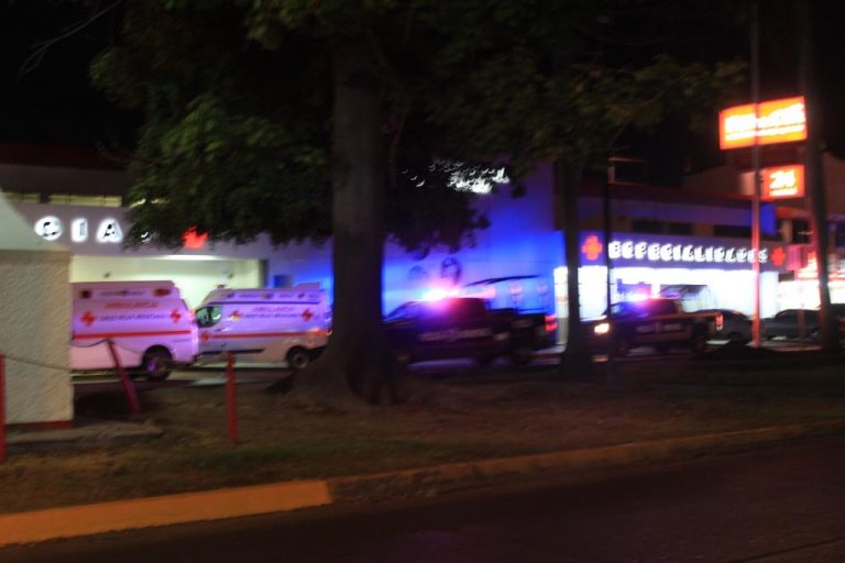 Lo ataca grupo armado afuera de hospital