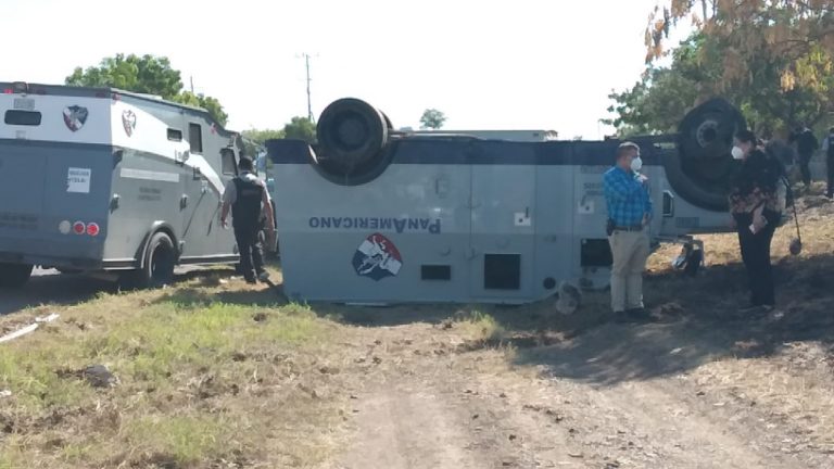 Tres heridos al volcar camión de valores en la México 15
