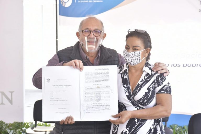 Otorga Mazatlán escrituras gratis a familias de 30 colonias