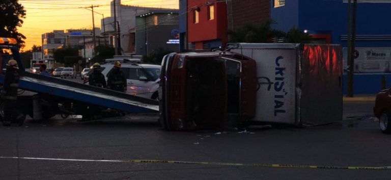 Tres lesionados tras pasarse alto un vehículo