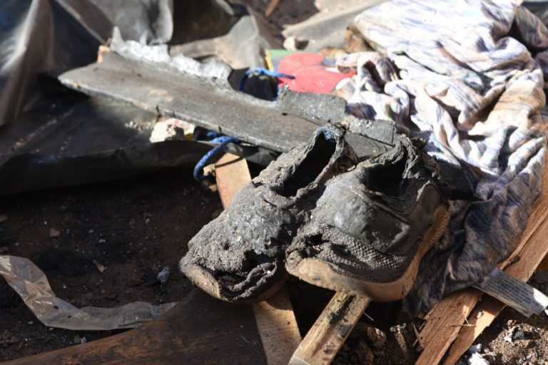 Aparece alcalde como ‘Santa’ en viviendas incendiadas