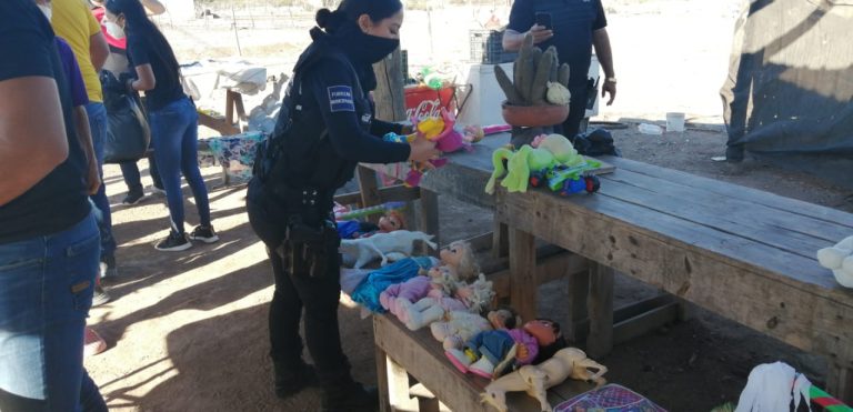 Dejan policías las armas y entregan juguetes en Costa Rica