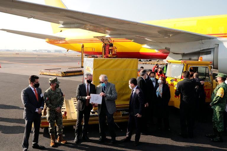 Arriba a México vacuna de Pfizer contra COVID-19