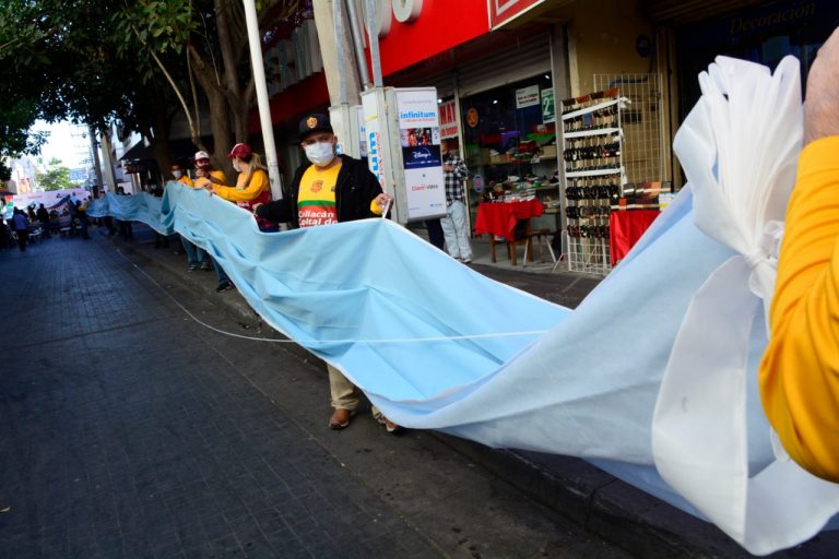 Crea Culiacán el cubrebocas más grande del mundo