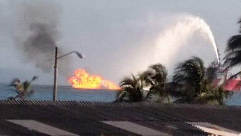 Explota ducto de Pemex frente a Dos Bocas, Tabasco