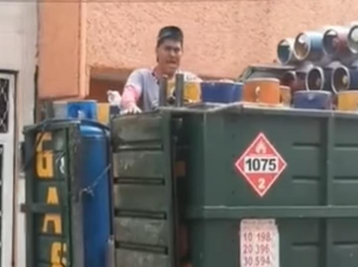 Vendedor de gas se vuelve viral por cantar al ritmo de villancicos