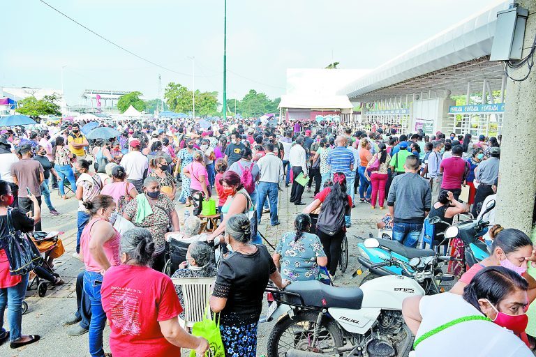 Avalancha en Tabasco por los vales de ayuda