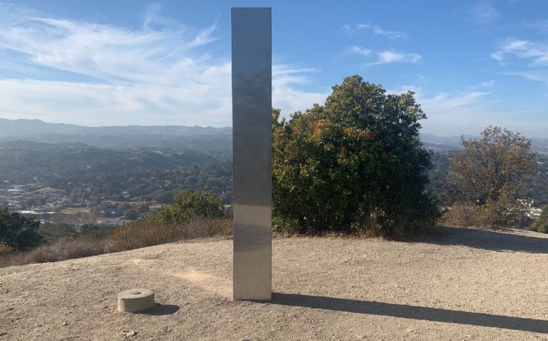 ¡Uno más! Aparece tercer monolito metálico en California