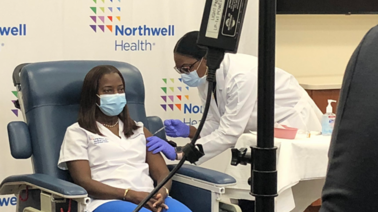 Inicia en EU vacunación contra COVID-19