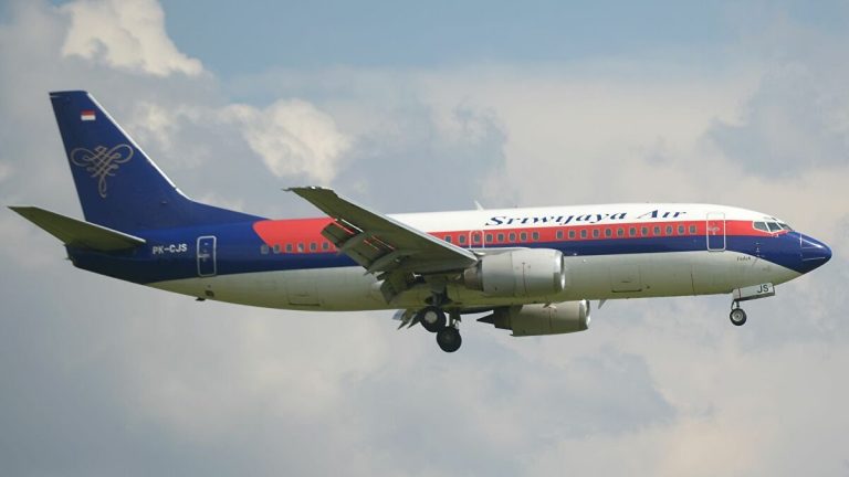 Se estrella avión con más de 50 pasajeros en Indonesia