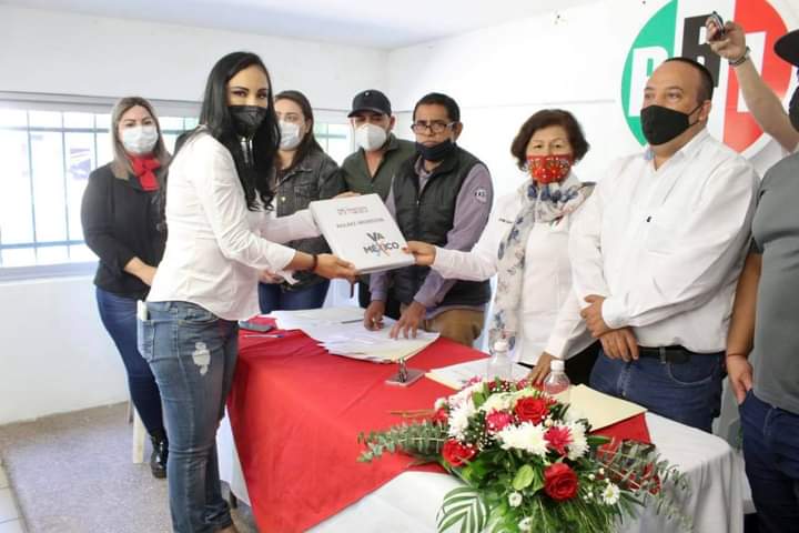 Alista el PRI a sus 18 precandidatos a alcalde