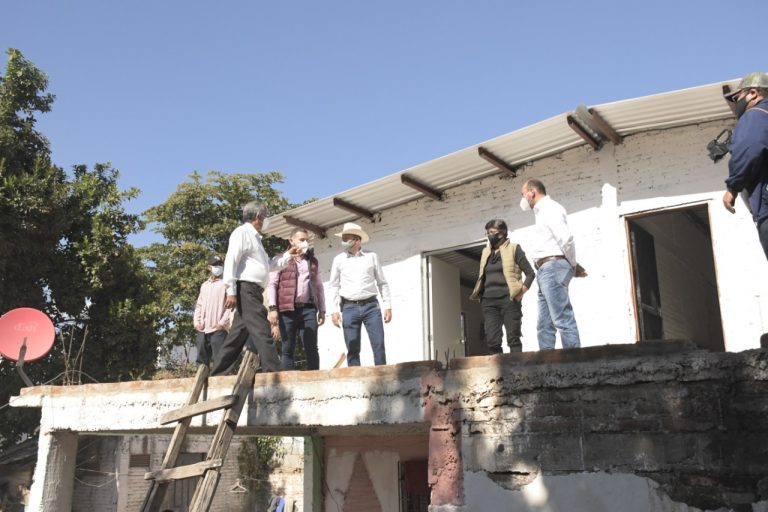 Entrega Estrada viviendas reconstruidas tras incendio