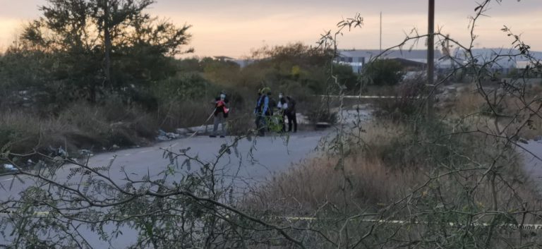 Lo reportan muerto y envuelto en cobijas