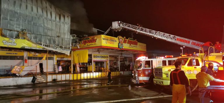 Herido bombero en incendio de bodega en el Mercado de Abastos