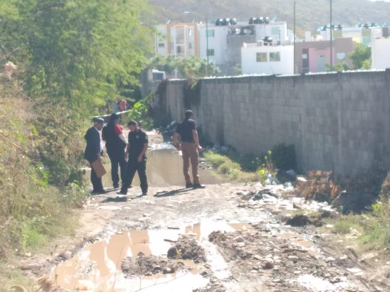 Lo reportan en medio de un charco y con disparos