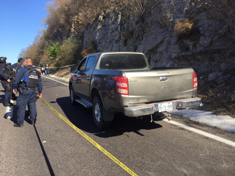 Ejecutan a dos cerca de la caseta de cobro de El Limón de los Ramos