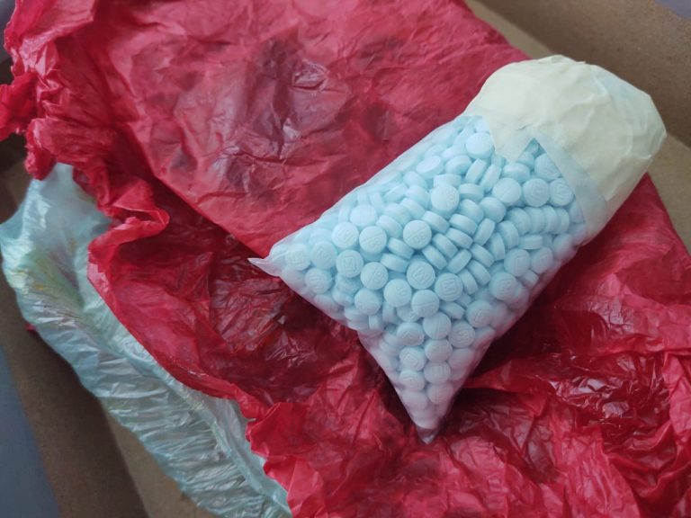 Caen en aeropuerto mil pastillas de fentanilo en estuche de perfume