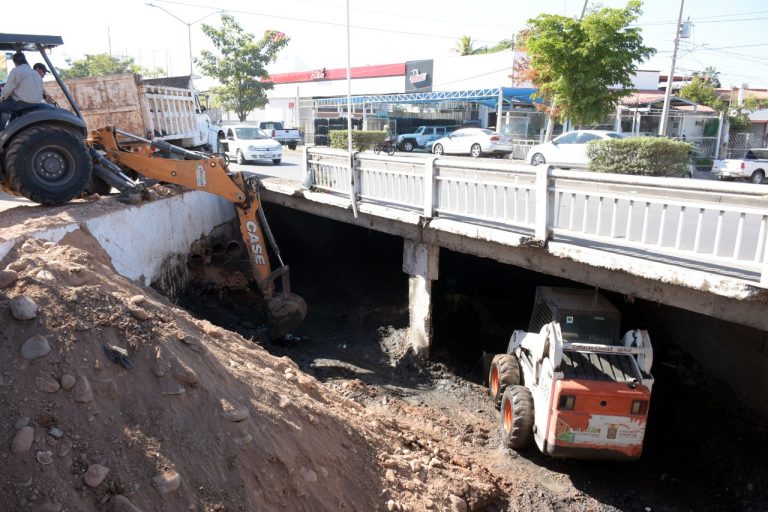 Inicia Culiacán desazolve en canales, drenes y arroyos