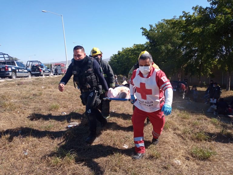 Se sale camioneta de carretera; hay 3 heridos y 2 niños ilesos