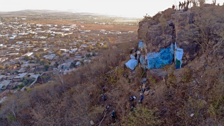 Suben al cerro y le limpian a la Virgen