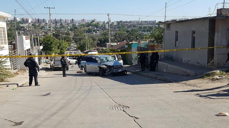 Decomisan arma y carro tras persecución