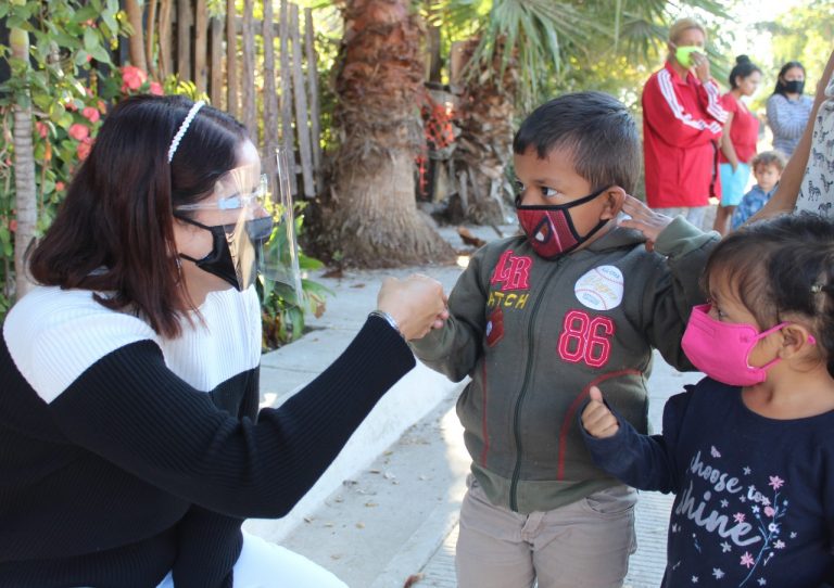 Entrega Mazatlán apoyos invernales a 85 familias de La Sirena