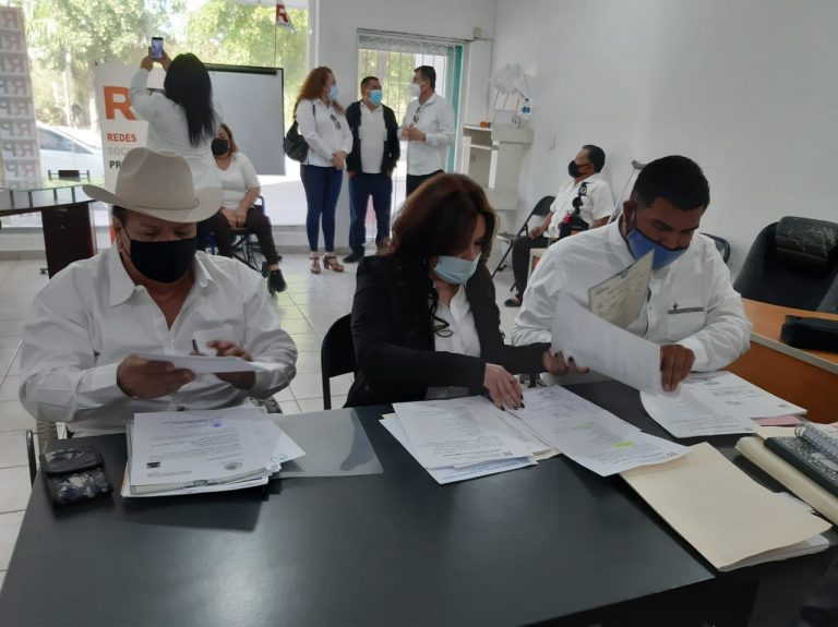 Van por RSP en Navolato Mayra Hernández y Alfredo Sicairos