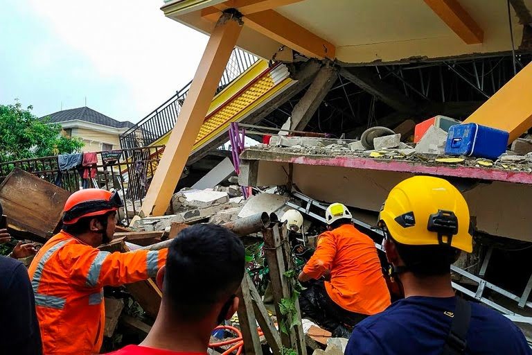 Deja sismo en Indonesia 42 muertos y 820 heridos