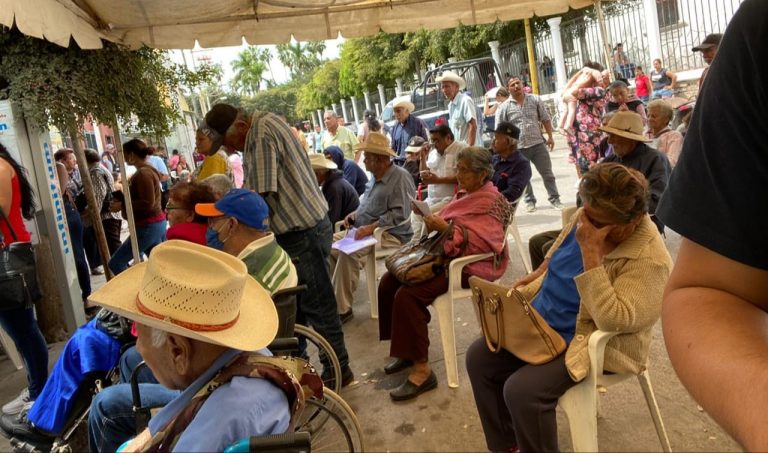 Piden hasta $1,800 por vacuna COVID en Navolato