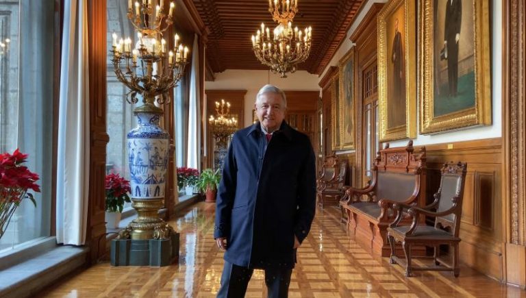 Reaparece AMLO tras COVID-19 con video