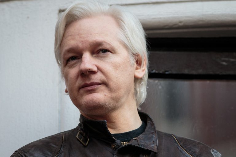 Ofrece AMLO asilo político a Julian Assange