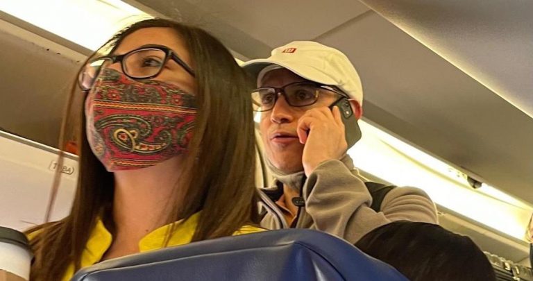 Muestran a López-Gatell sin usar cubrebocas en un vuelo a Huatulco