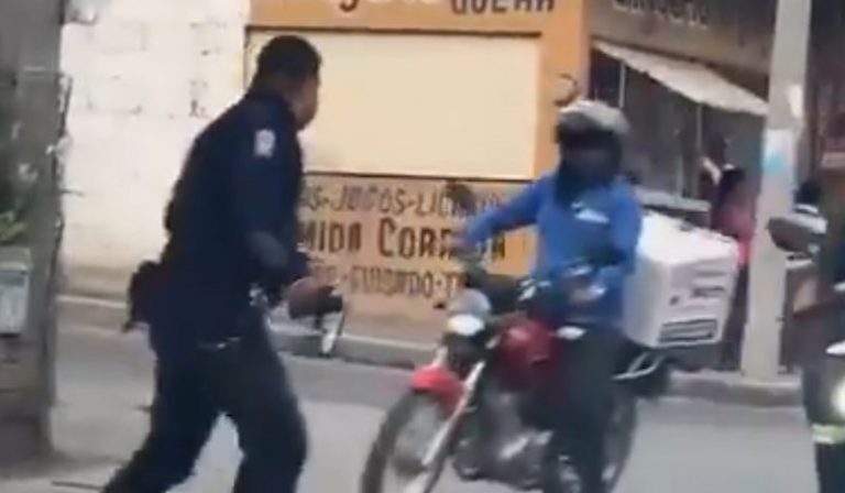 Policía persigue a ladrón y un repartidor en moto le da aventón